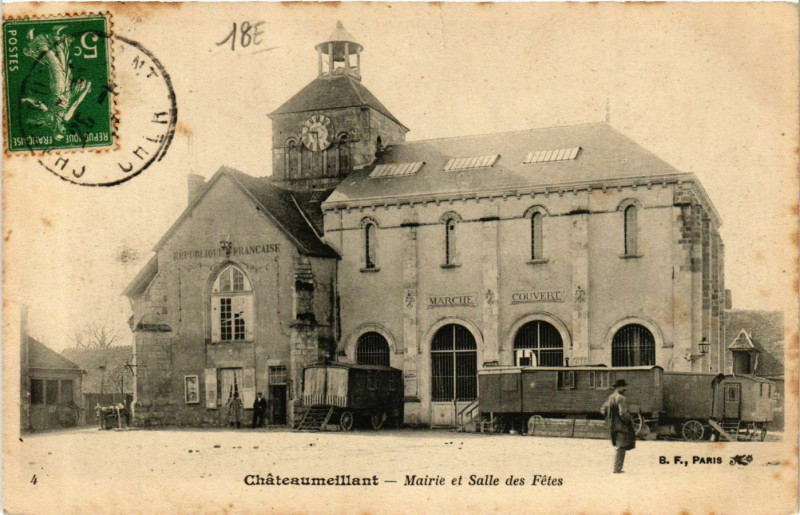 Carte postale ancienne Chateaumeillant Mairie et Salle des Fetes à Châteaumeillant
