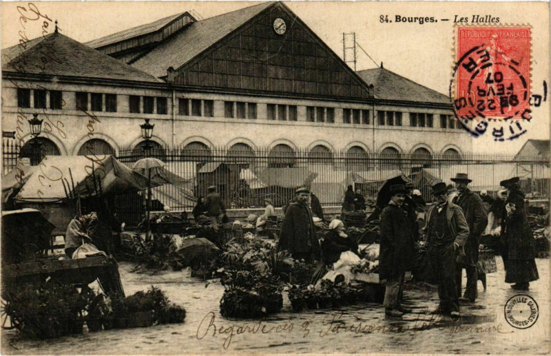 Carte postale ancienne Bourges Les Halles à Bourges