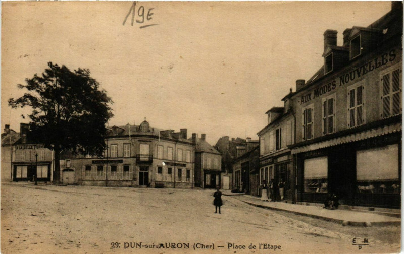 Carte postale ancienne Dun-sur-Auron Place de l'Etape à Dun-sur-Auron