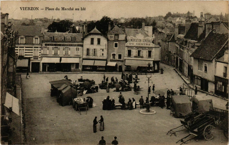 Carte postale ancienne Vierzon Place du Marché au blé à Vierzon