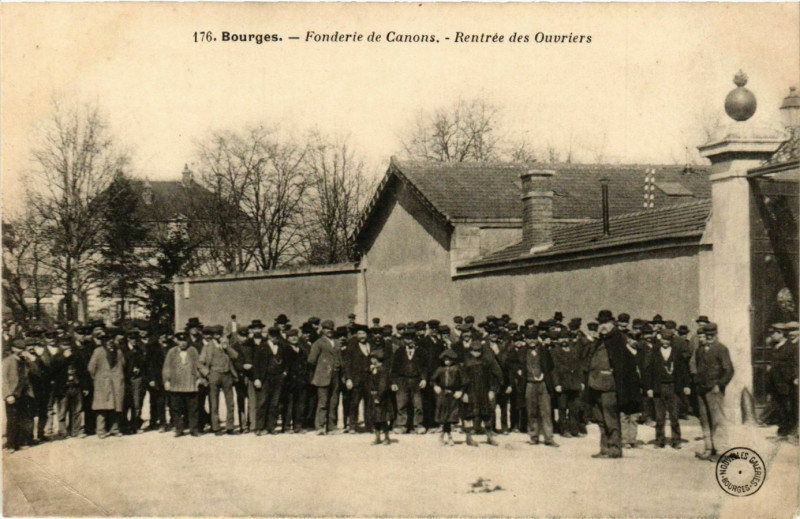 Carte postale ancienne Bourges Fonderie de Canons Rentrée des Ouvriers à Bourges