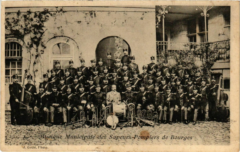 Carte postale ancienne Bourges Musique Municipale des Sapeurs-Pompiers à Bourges