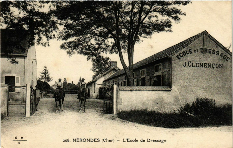 Carte postale ancienne Nerondes L'Ecole de Dressage à Nérondes