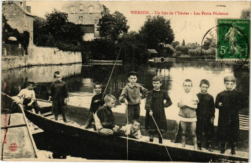 Carte postale ancienne Vierzon Un Site de l'Yevres Les Petits Pecheurs à Vierzon