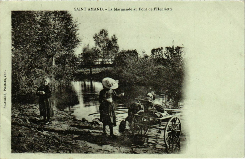 Carte postale ancienne Saint-Amand La Marmande au Pont de l'Henriette