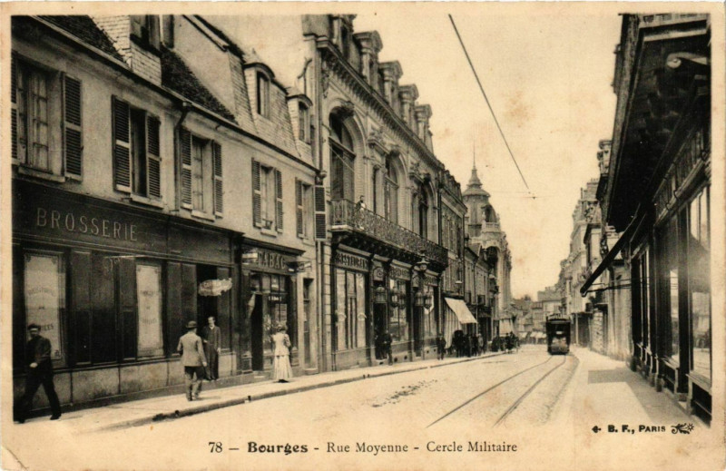 Carte postale ancienne Bourges Rue Moyenne Cercle Militaire à Bourges