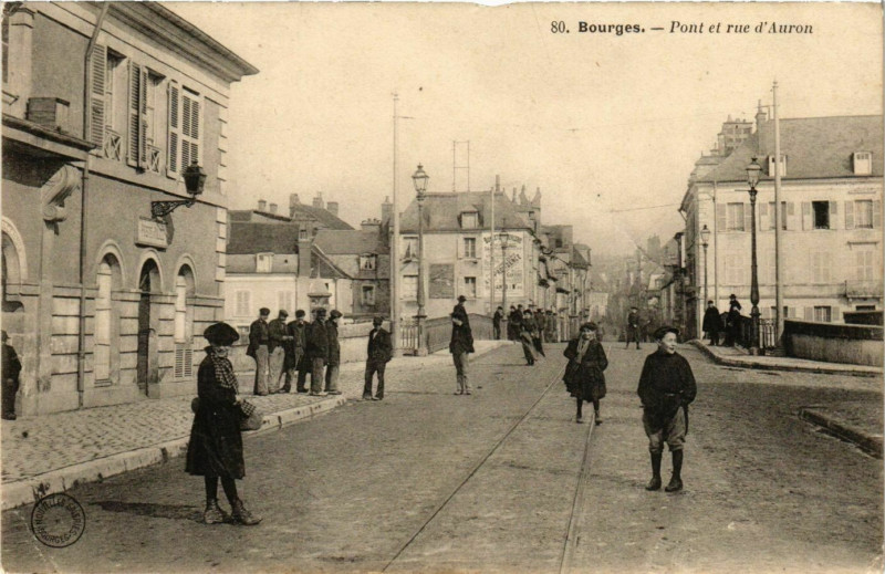 Carte postale ancienne Bourges Pont et Rue d'Auron à Bourges