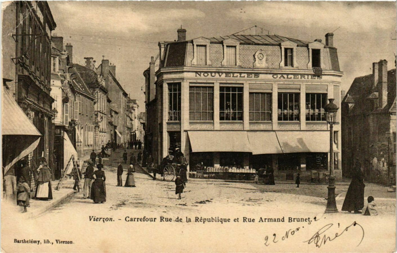 Carte postale ancienne Vierzon Carrefour Rue de la République et Armand Brunet à Vierzon