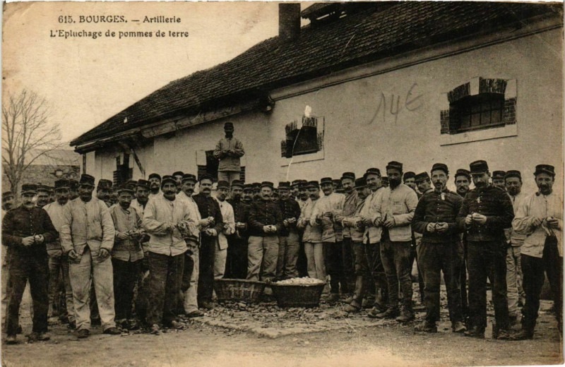 Carte postale ancienne Bourges Artillerie L'Epulchage de pommes de terre à Bourges