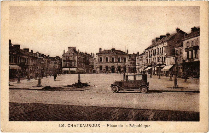 Carte postale ancienne Chateauroux - Place de la République à Châteauroux