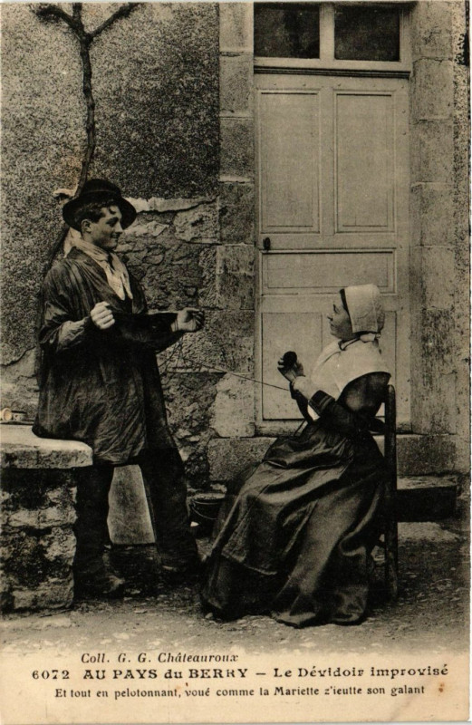 Carte postale ancienne Au Pays du Berry - Le Dévédoir improvisé