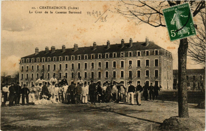 Carte postale ancienne Chateauroux - La Cour de la Caserne Bertrand à Châteauroux