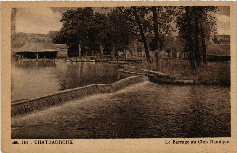 Carte postale ancienne Chateauroux - Le Barrage au Club Nautique à Châteauroux