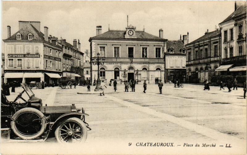Carte postale ancienne Chateauroux - Place du Marché à Châteauroux