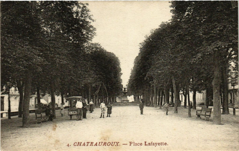 Carte postale ancienne Chateauroux - Place Lafayette à Châteauroux