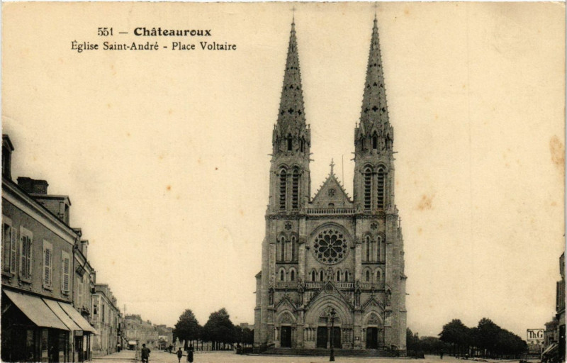 Carte postale ancienne Chateauroux - Eglise St-André - Place Voltaire à Châteauroux