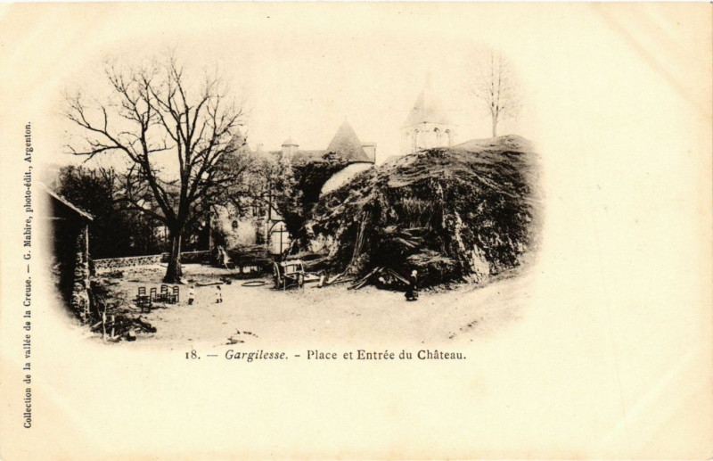 Carte postale ancienne Gargilesse - Place et Entrée du Chateau