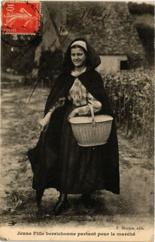 Carte postale ancienne Jeune Fille berrichonne partant pour le marché