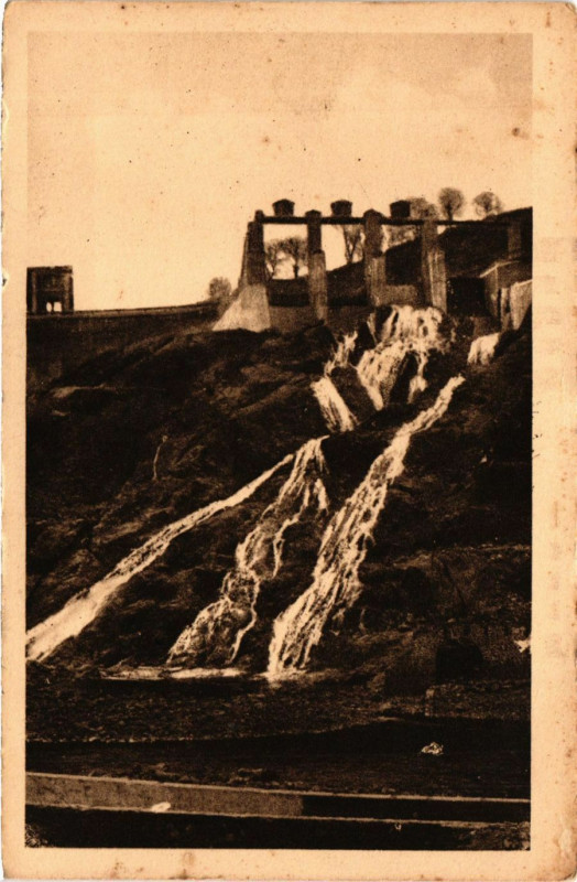 Carte postale ancienne Eguzon - Le Barrage - La Vane et la Cascade