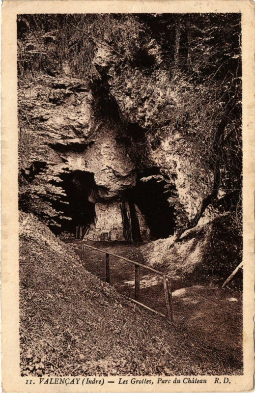 Carte postale ancienne Valencay - Les Grottes Parc du Chateau à Valençay