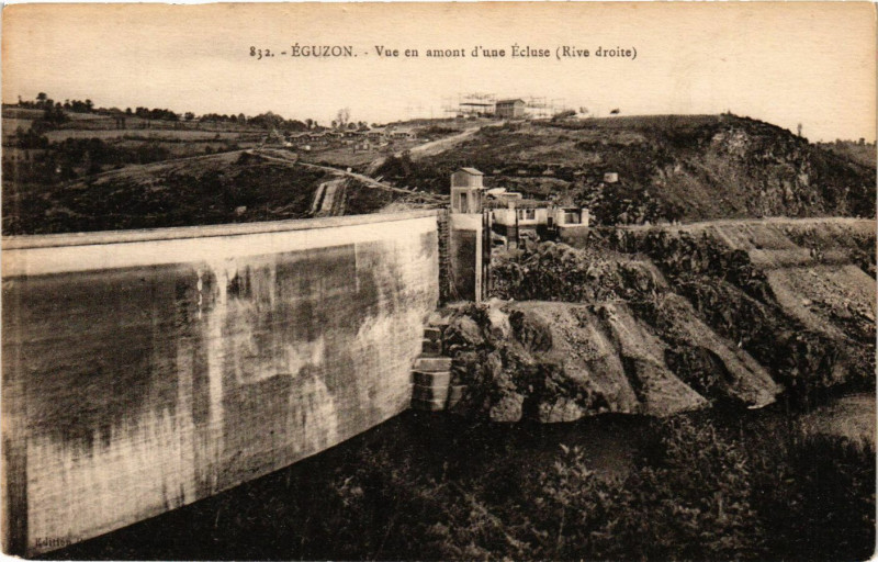 Carte postale ancienne Eguzon - Vue en amont d'une Ecluse (Rive droite)