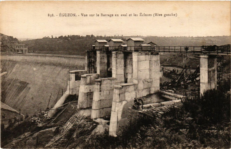Carte postale ancienne Eguzon - Vue sur le Barrage en aval et les Ecluses (Rive gauche)
