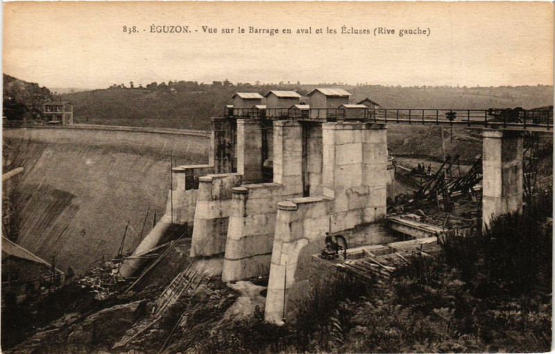 Carte postale ancienne Eguzon - Vue sur le Barrage en aval et les Ecluses (Rive gauche)