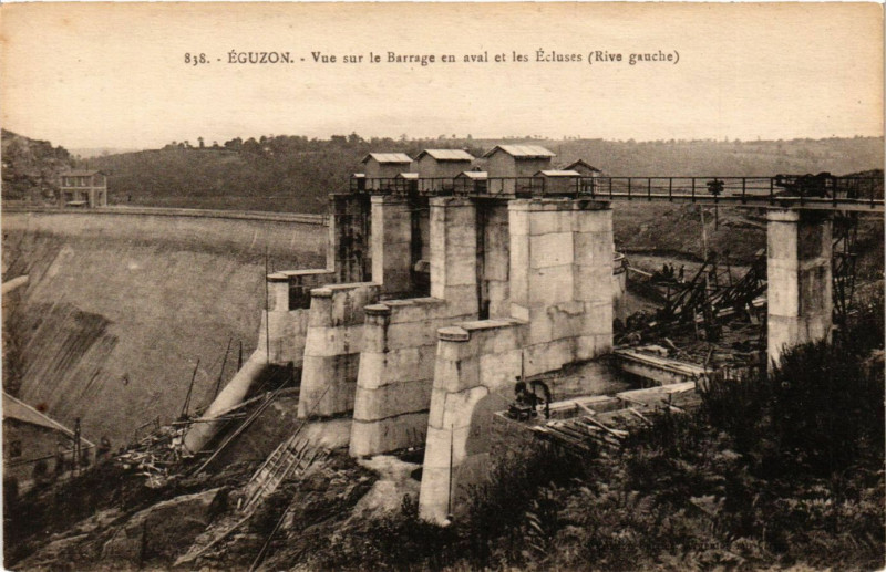 Carte postale ancienne Eguzon - Vue sur le Barrage en aval et les Ecluses (Rive gauche)