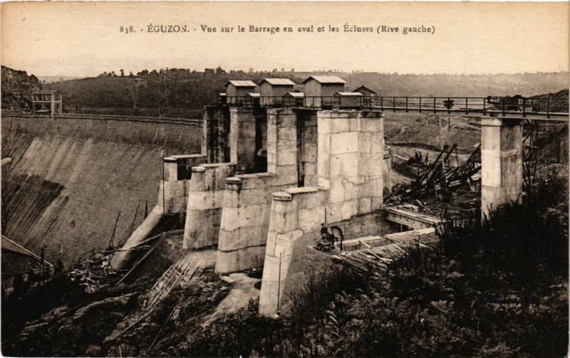 Carte postale ancienne Eguzon - Vue sur le Barrage en aval et les Ecluses (Rive gauche)