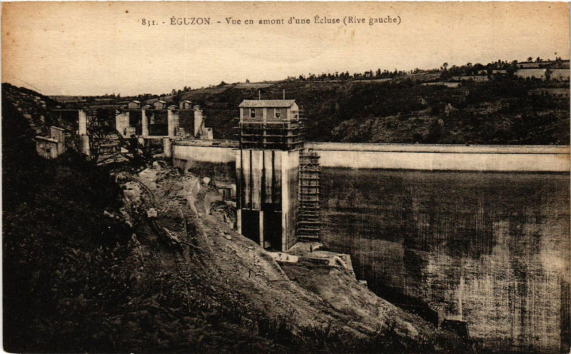 Carte postale ancienne Eguzon - Vue en amont d'une Ecluse (Rive gauche)