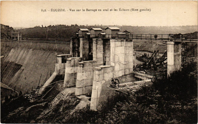 Carte postale ancienne Eguzon - Vue sur le Barrage en aval et les Ecluses (Rive gauche)