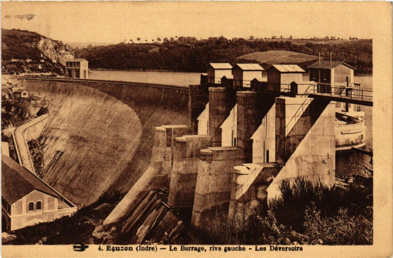 Carte postale ancienne Eguzon - Le Barrage rive gauche - Les Deversoirs