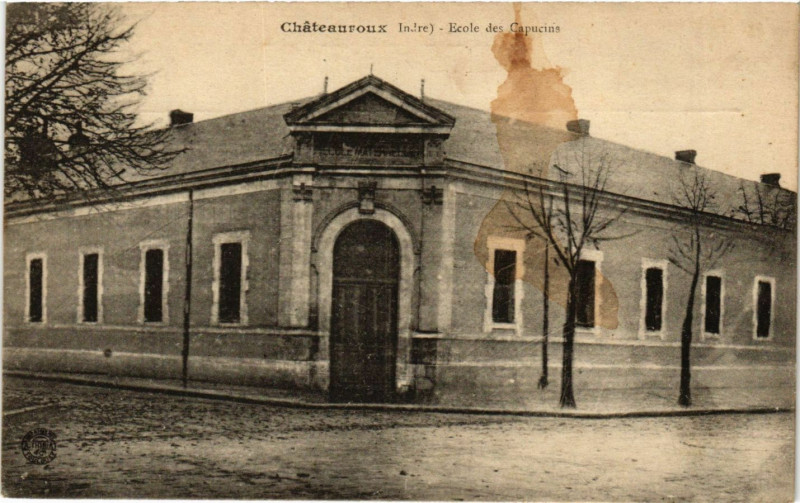 Carte postale ancienne Chateauroux - Ecole de Capucins à Châteauroux