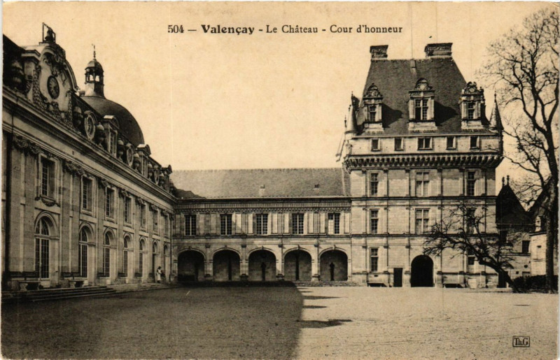 Carte postale ancienne Valencay - Le Chateau - Cour d'honneur à Valençay