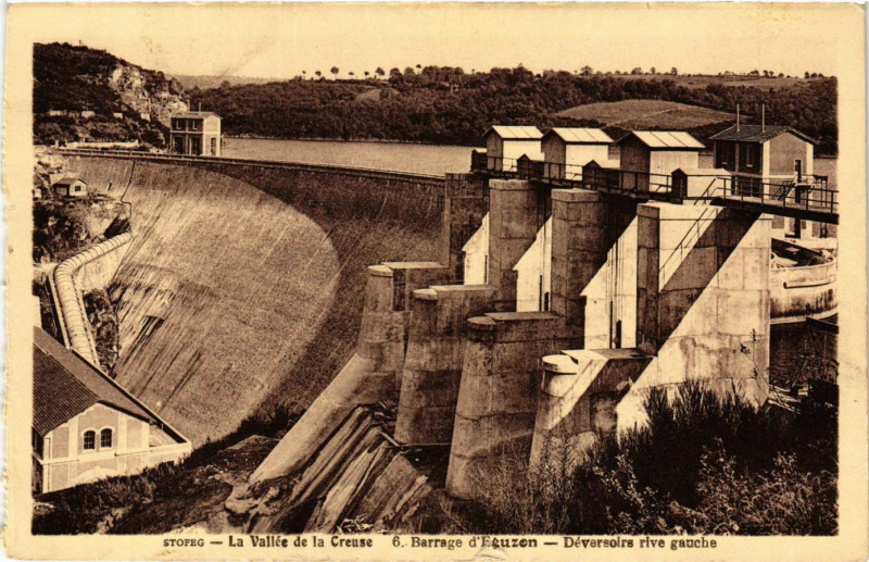 Carte postale ancienne La Vallée de la Creuse - Barrage d'Eguzon - Deversoirs rive gauche