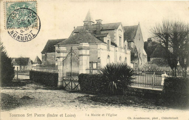 Carte postale ancienne Tournon Snt Pierre (Indre et Loire) La Mairie et l'Eglise