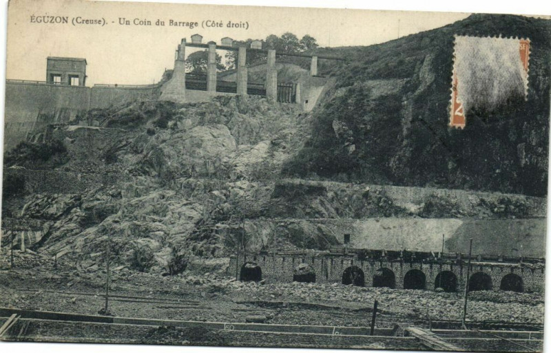Carte postale ancienne Eguzon (Creuse) - Un Coin du Barrage (Coté droit)