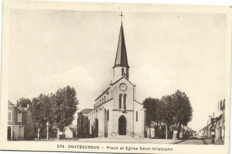 Carte postale ancienne Chateauroux - Place et Eglise St-Cristophe à Châteauroux