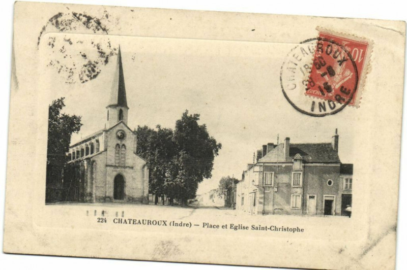 Carte postale ancienne Chateauroux - Place et Eglise St-Christophe à Châteauroux