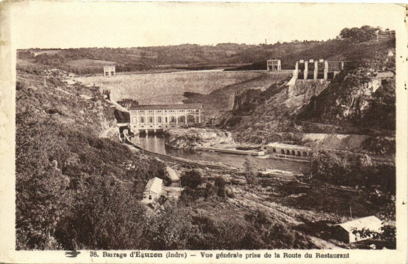 Carte postale ancienne Barrage d'Eguzon - Vue générale prise de la Route