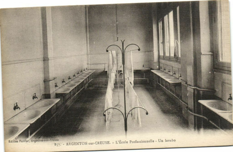 Carte postale ancienne Argenton-sur-Creuse L'Ecole Professionnelle - Un lavabo à Argenton-sur-Creuse