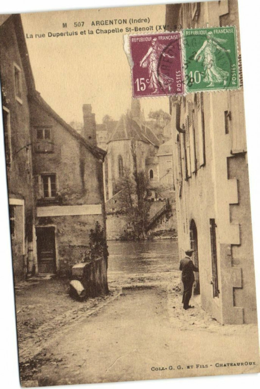 Carte postale ancienne Argenton - La rue Dupertuis et la Chapelle Saint-Benoit (Xv s)