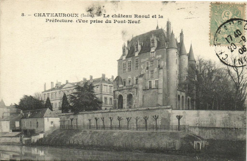 Carte postale ancienne Chateauroux - Le Chateau Raoul et la Préfécture à Châteauroux