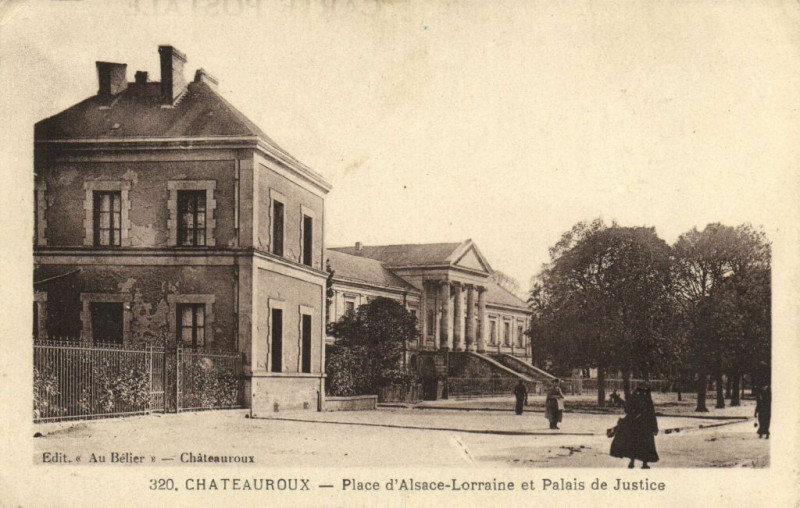 Carte postale ancienne Chateauroux - Place d'Alsace-Lorraine et Palais de Justice à Châteauroux