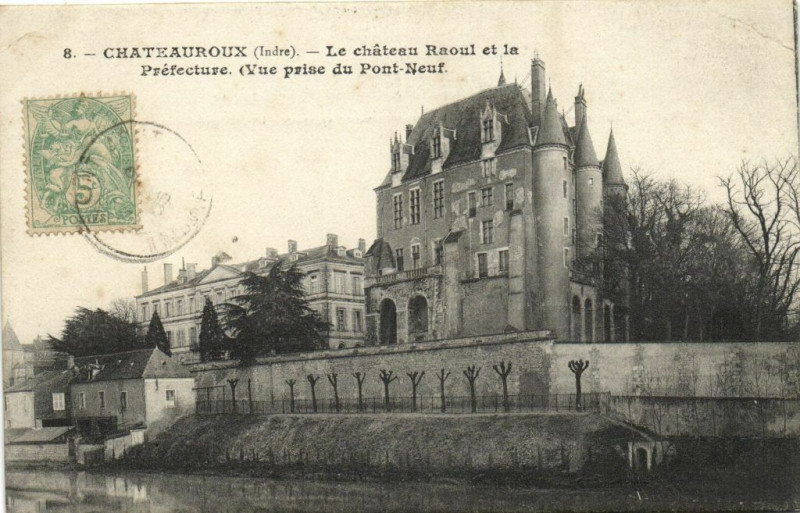 Carte postale ancienne Chateauroux - Le Chateau Raoul et la Préfécture à Châteauroux