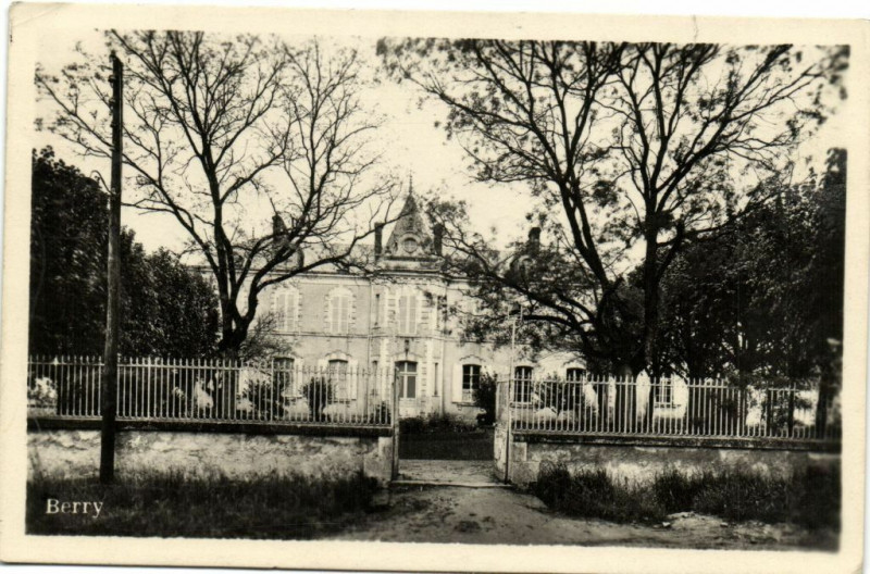 Carte postale ancienne Vatan - L'Hospice à Vatan