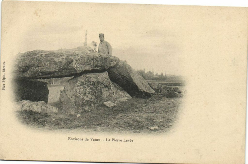 Carte postale ancienne Env. de Vatan - La Pierre Levée à Vatan
