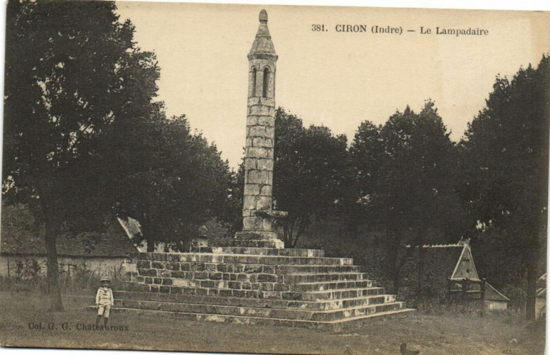 Carte postale ancienne Ciron - Le Lampadaire à Ciron
