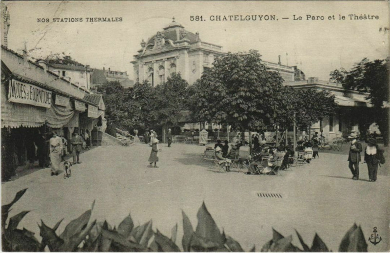 Carte postale ancienne Chatelguyon Le Parc et le Theatre