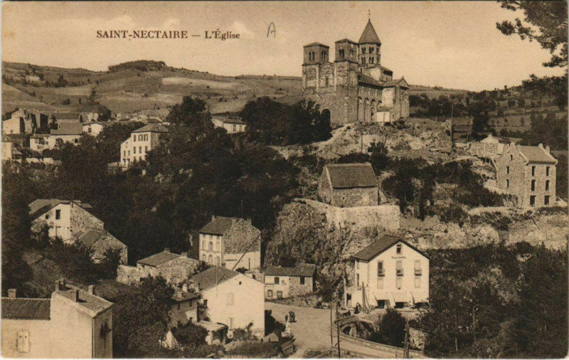 Carte postale ancienne Saint-Nectaire L'Eglise à Saint-Nectaire